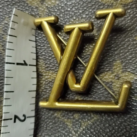 GWP LV Brooch, 2" Beautiful Gold Finish. Tarnish Free - Picture 3 of 4